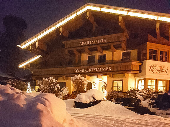 Verschneites Landhaus Rosengartl